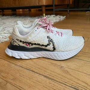 Nike women’s Infinity React road running shoe